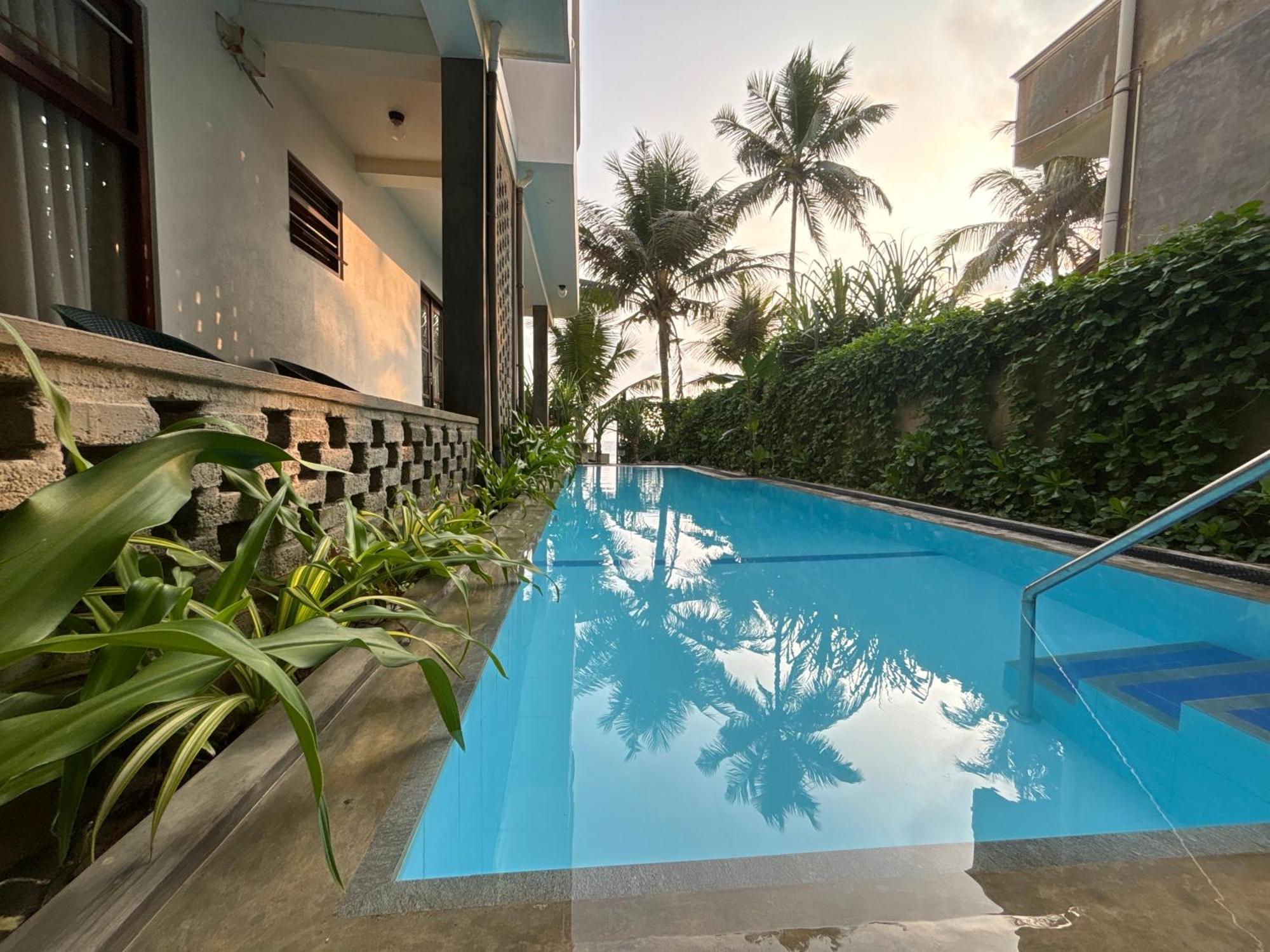 Mirage Beach House At Morava Court Хіккадува Екстер'єр фото