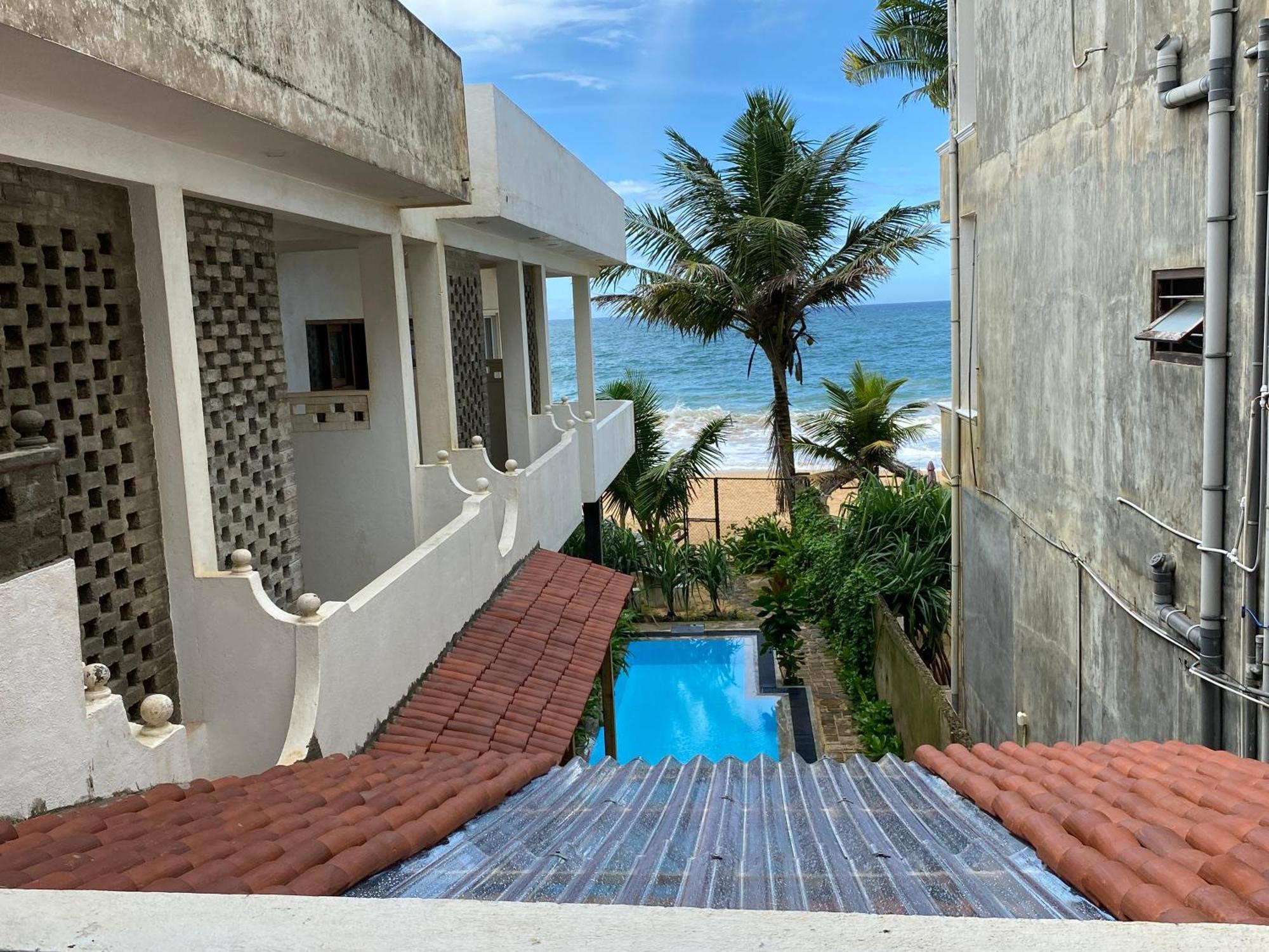Mirage Beach House At Morava Court Хіккадува Екстер'єр фото
