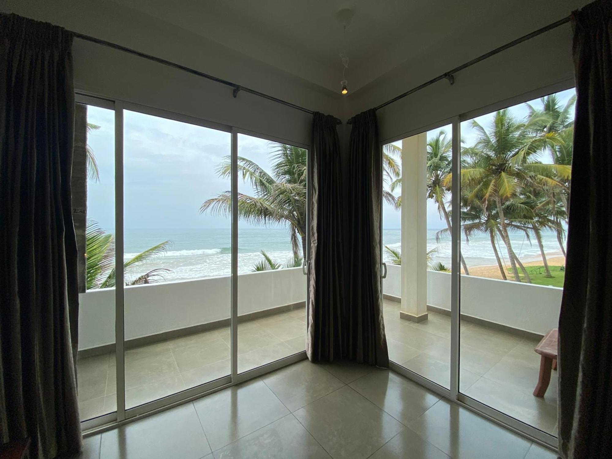 Mirage Beach House At Morava Court Хіккадува Екстер'єр фото