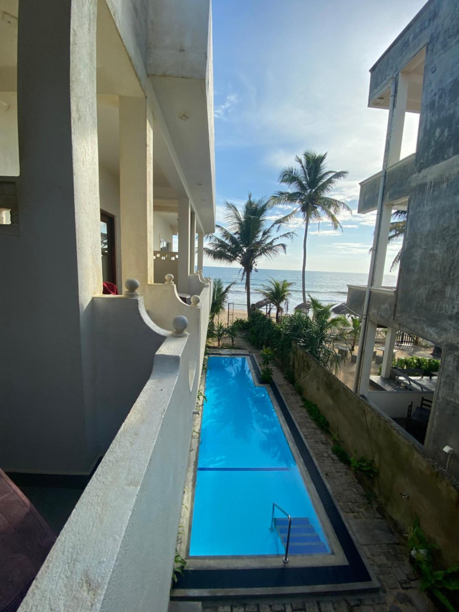 Mirage Beach House At Morava Court Хіккадува Екстер'єр фото