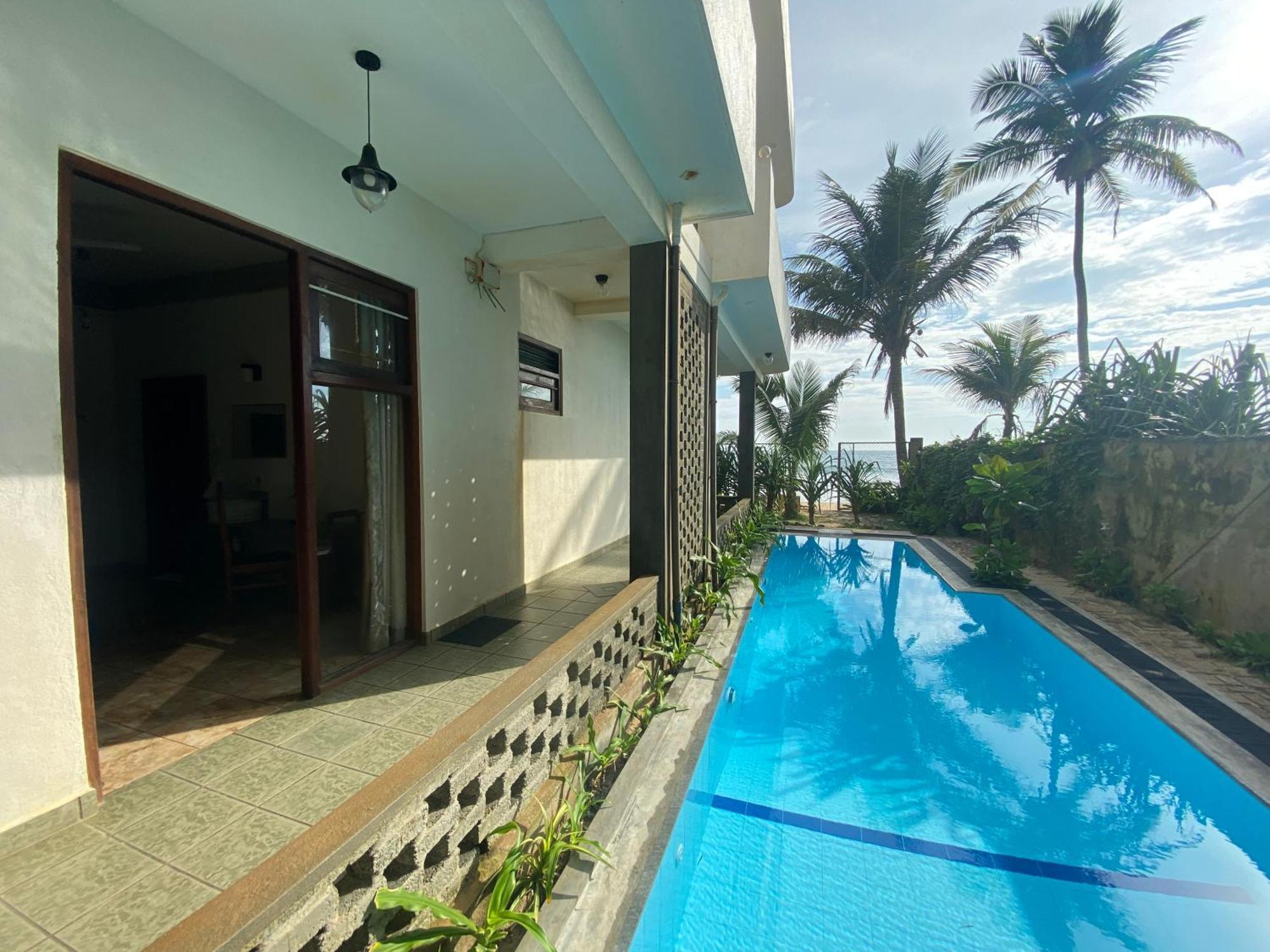 Mirage Beach House At Morava Court Хіккадува Екстер'єр фото