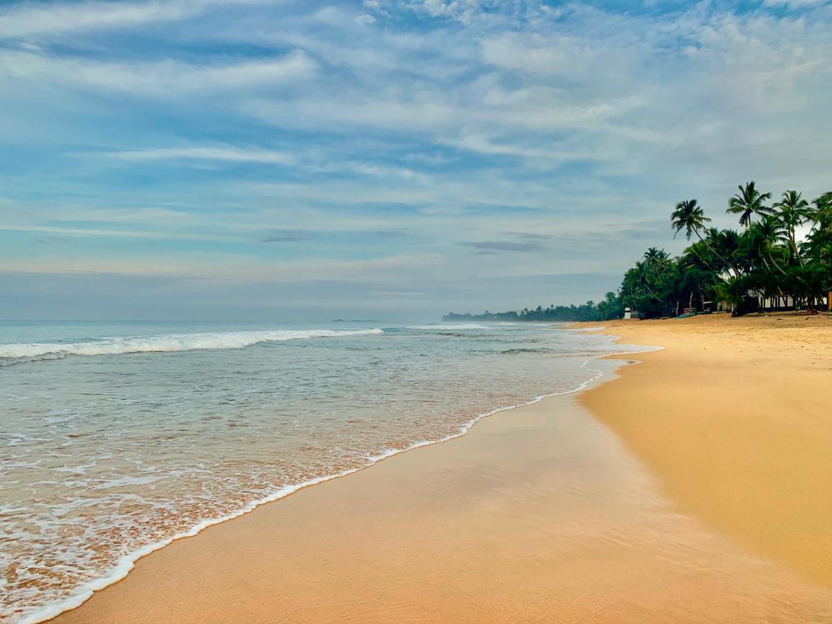 Mirage Beach House At Morava Court Хіккадува Екстер'єр фото